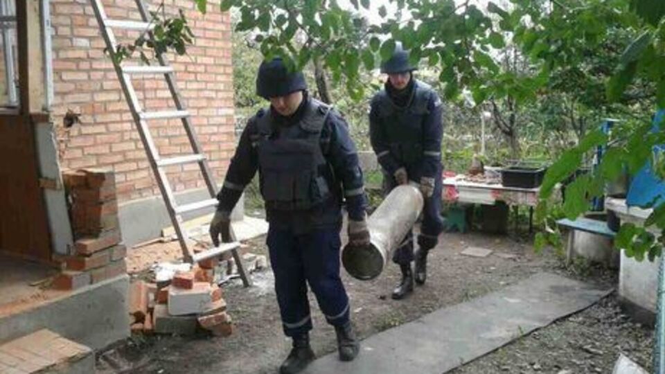 Пиротехники очищают от взрывоопасных предметов территорию в радиусе 2 км от места взрывов в Калиновке