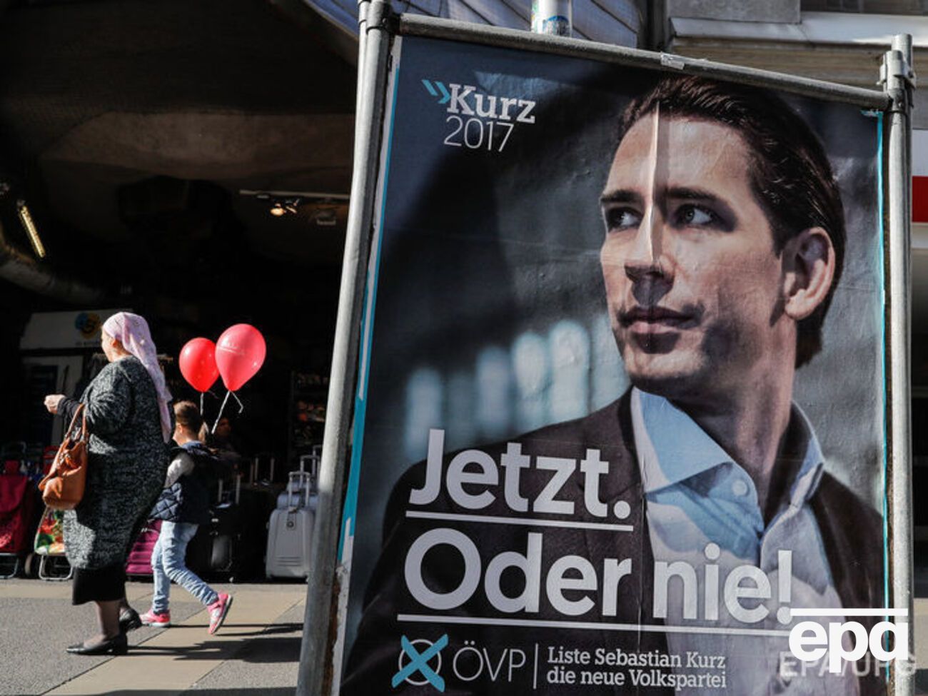 По данным соцопросов, на выборах лидирует Австрийская народная партия, которую возглавляет министр иностранных дел страны Себастьян Курц