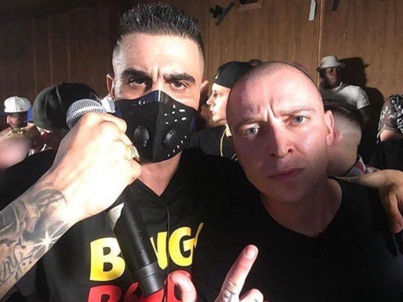 Oxxxymiron (на фото справа):&nbsp;Я роняю Запад, у