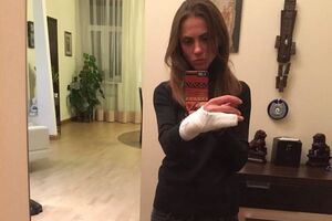 Оксане Васильевой наложили гипс в травмпункте