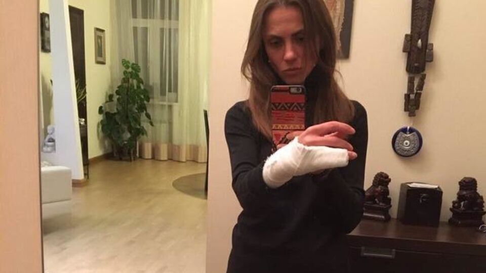 Оксане Васильевой наложили гипс в травмпункте