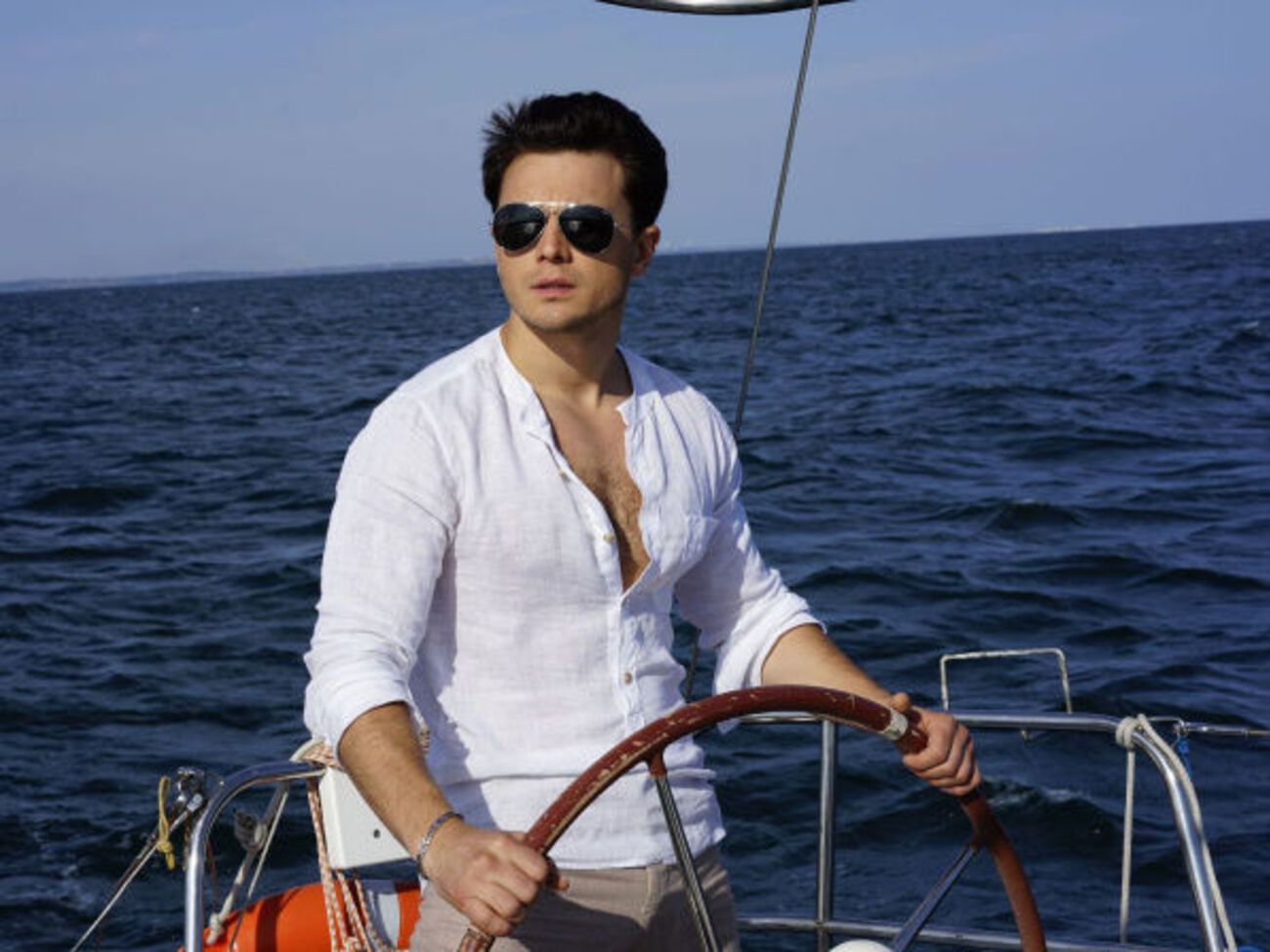 Ситник: Я вперше керував яхтою, водночас хвилі були такими великими, що знімальний катер просто заливало водою