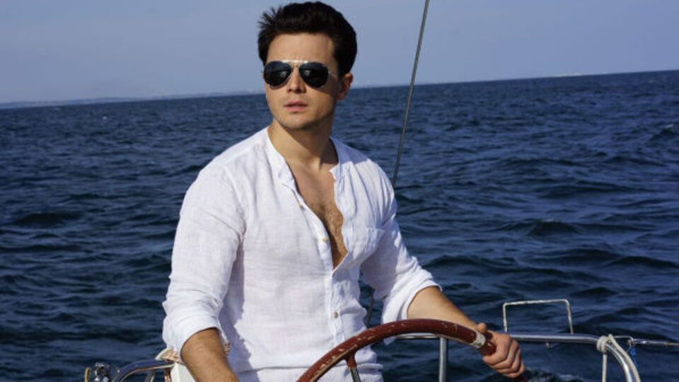 Ситник: Я вперше керував яхтою, водночас хвилі були такими великими, що знімальний катер просто заливало водою