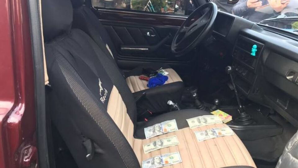 Поліцейського затримали у службовому автомобілі під час отримання хабара
