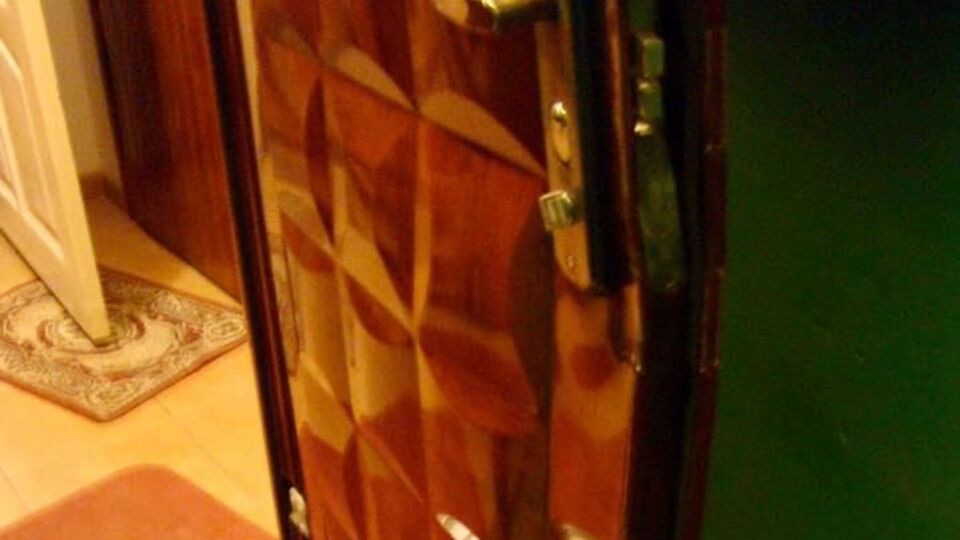 Співробітники СБУ виламали двері і збиралися провести обшук, але виявилося, що вони помилилися квартирою