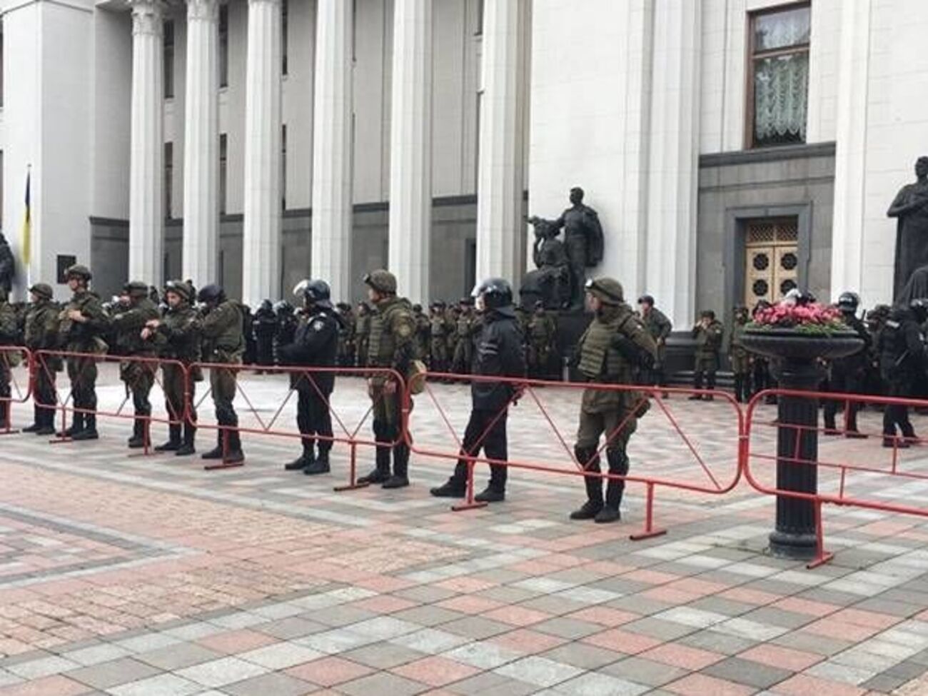 Поліція посилює заходи безпеки біля Верховної Ради