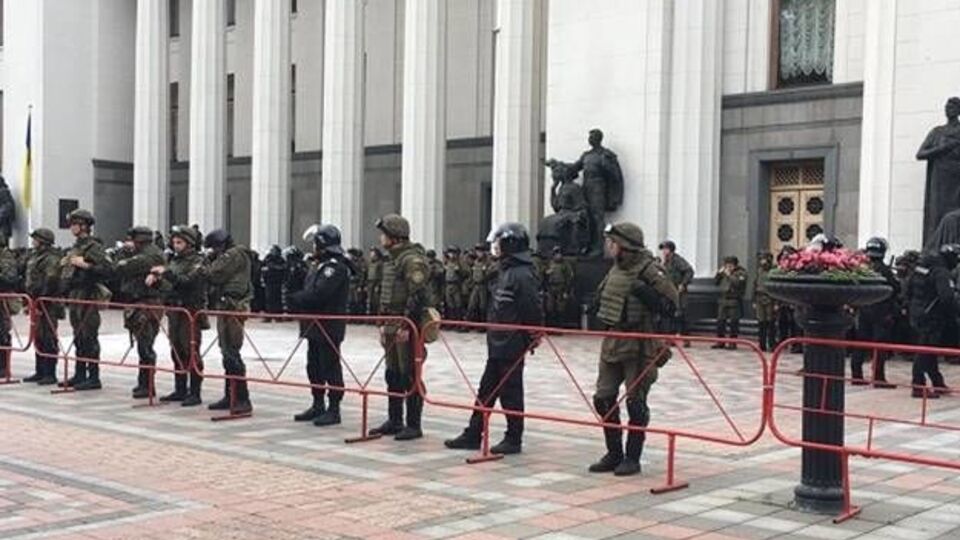 Полиция усиливает меры безопасности возле Верховной Рады