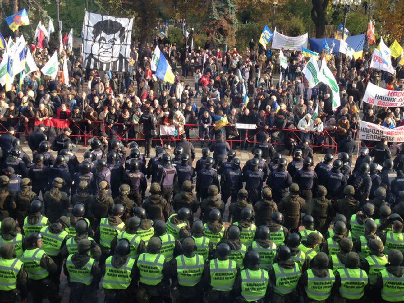 Активісти намагаються проривати поліцейські загородження