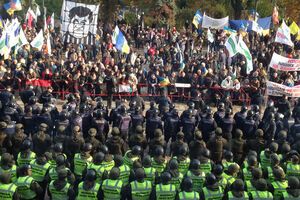 Активісти намагаються проривати поліцейські загородження