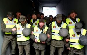 Нацгвардейцы заблокировали во дворе на Грушевского группу активистов