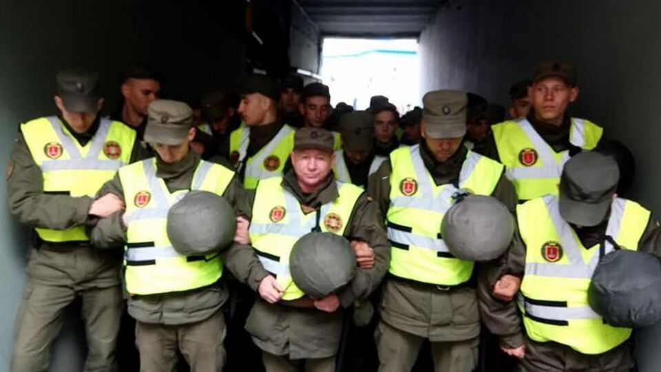 Нацгвардійці заблокували у дворі на Грушевського групу активістів