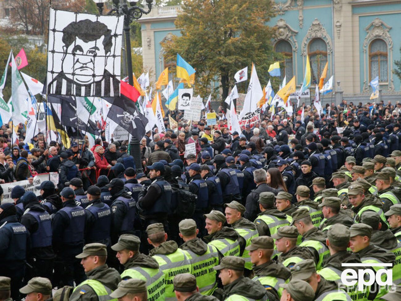 Нардепы призвали протестующих не выпускать никого из Верховной Рады