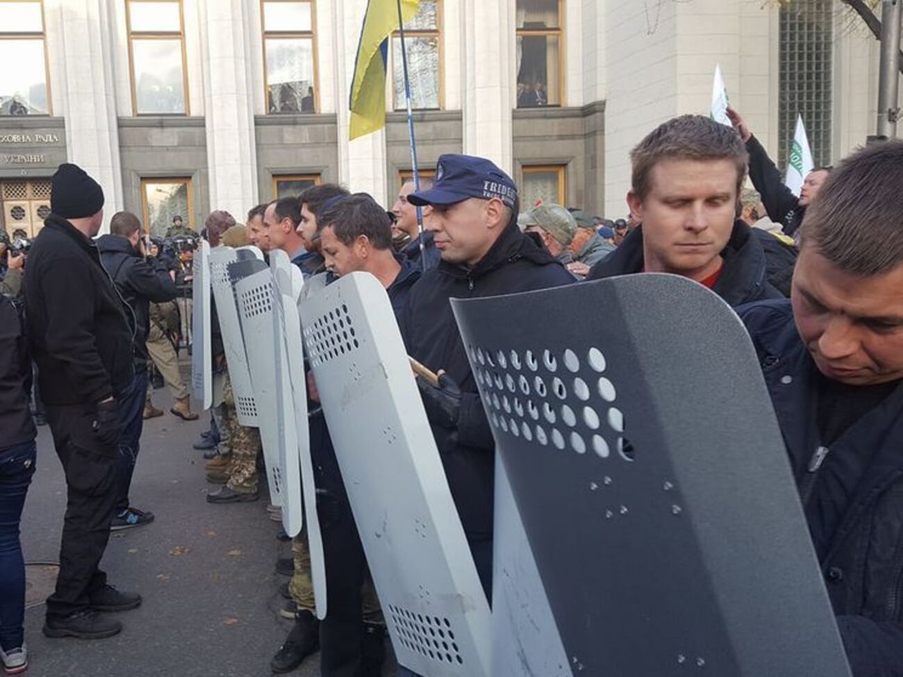 Протестующие со щитами нацгвардейцев выстроились в ряд