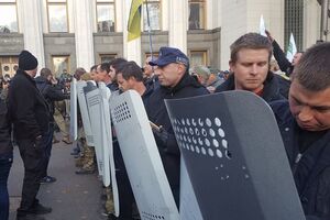 Протестующие со щитами нацгвардейцев выстроились в ряд