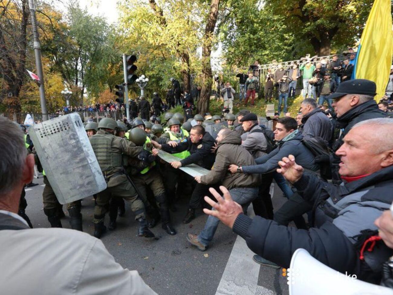 В ходе акции наблюдаются столкновения между протестующими и силовиками