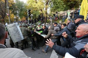 Під час акції відбуваються зіткнення між протестувальниками і силовиками