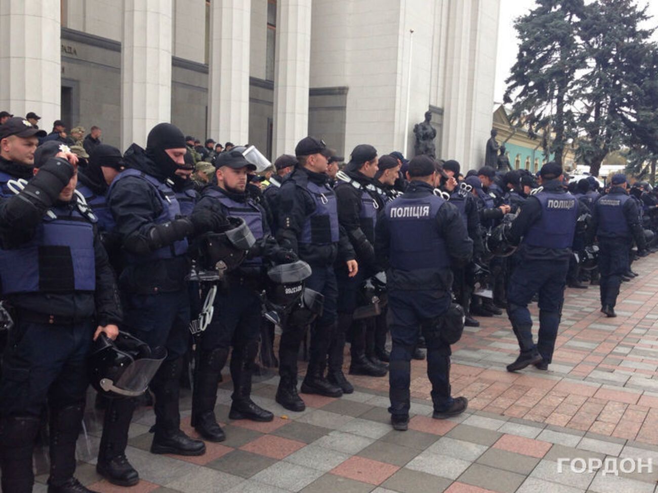 У Верховной Рады несут службу представители полиции и Национальной гвардии