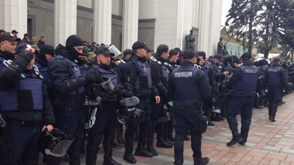 Біля Верховної Ради перебувають представники поліції і Національної гвардії