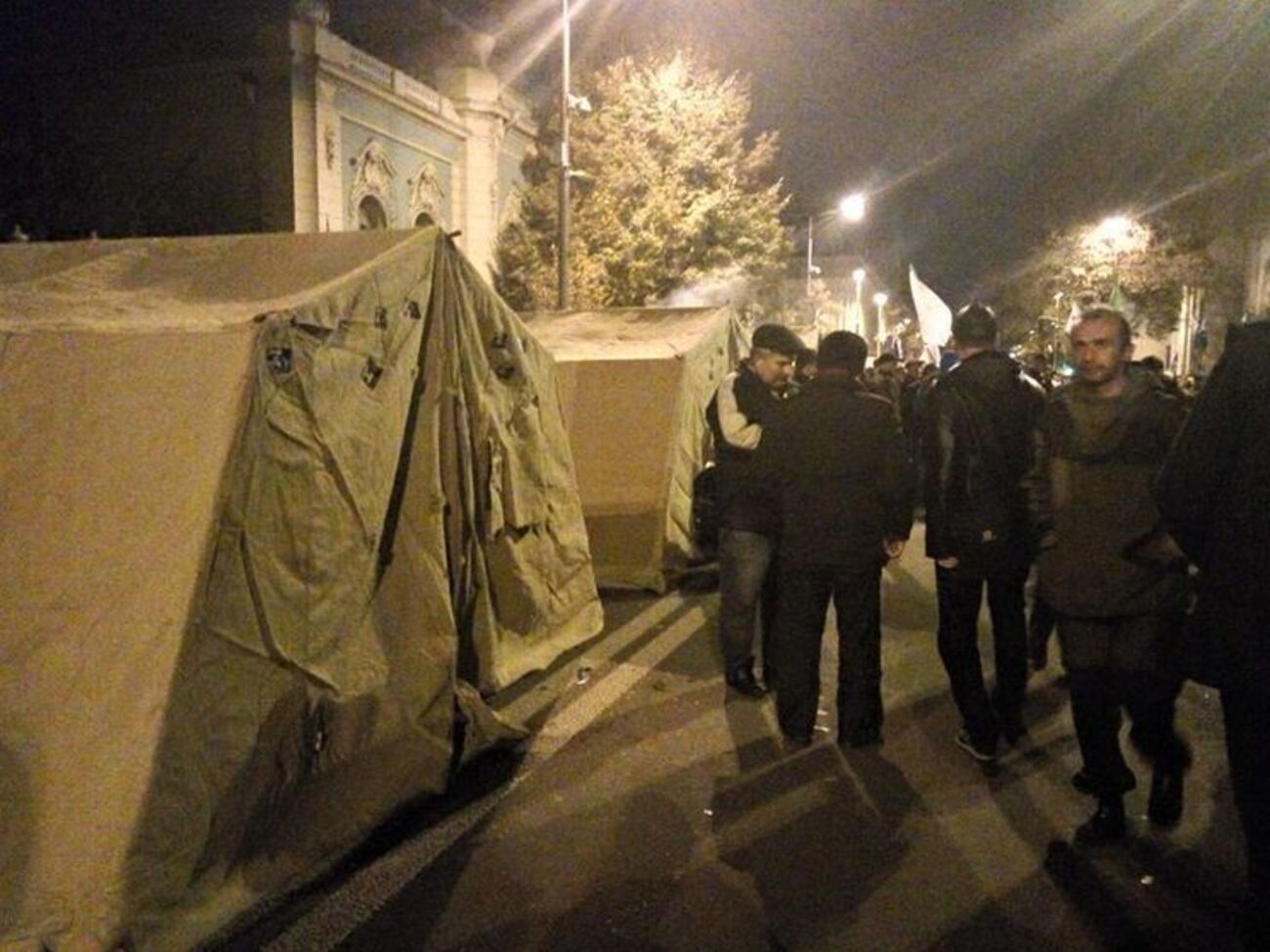 Частина активістів продовжує встановлювати намети