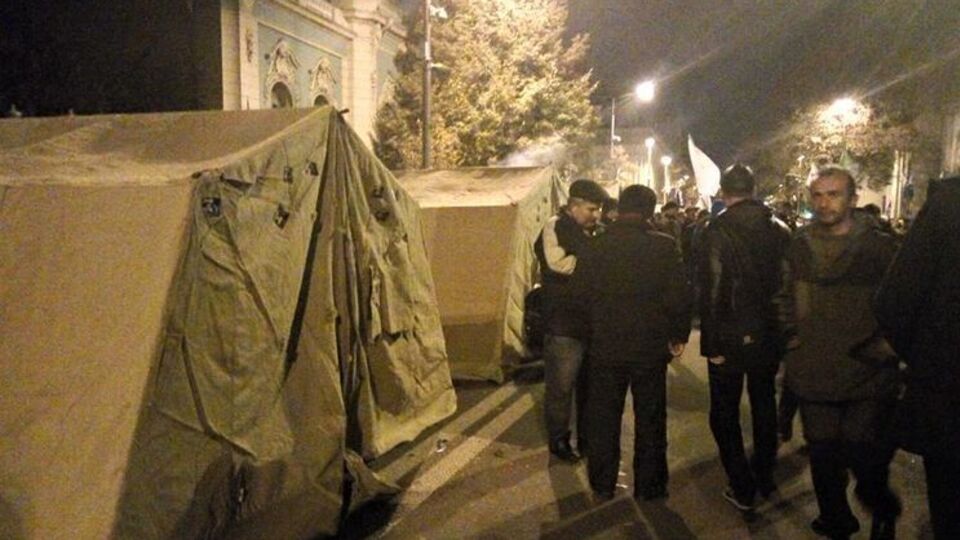 Частина активістів продовжує встановлювати намети