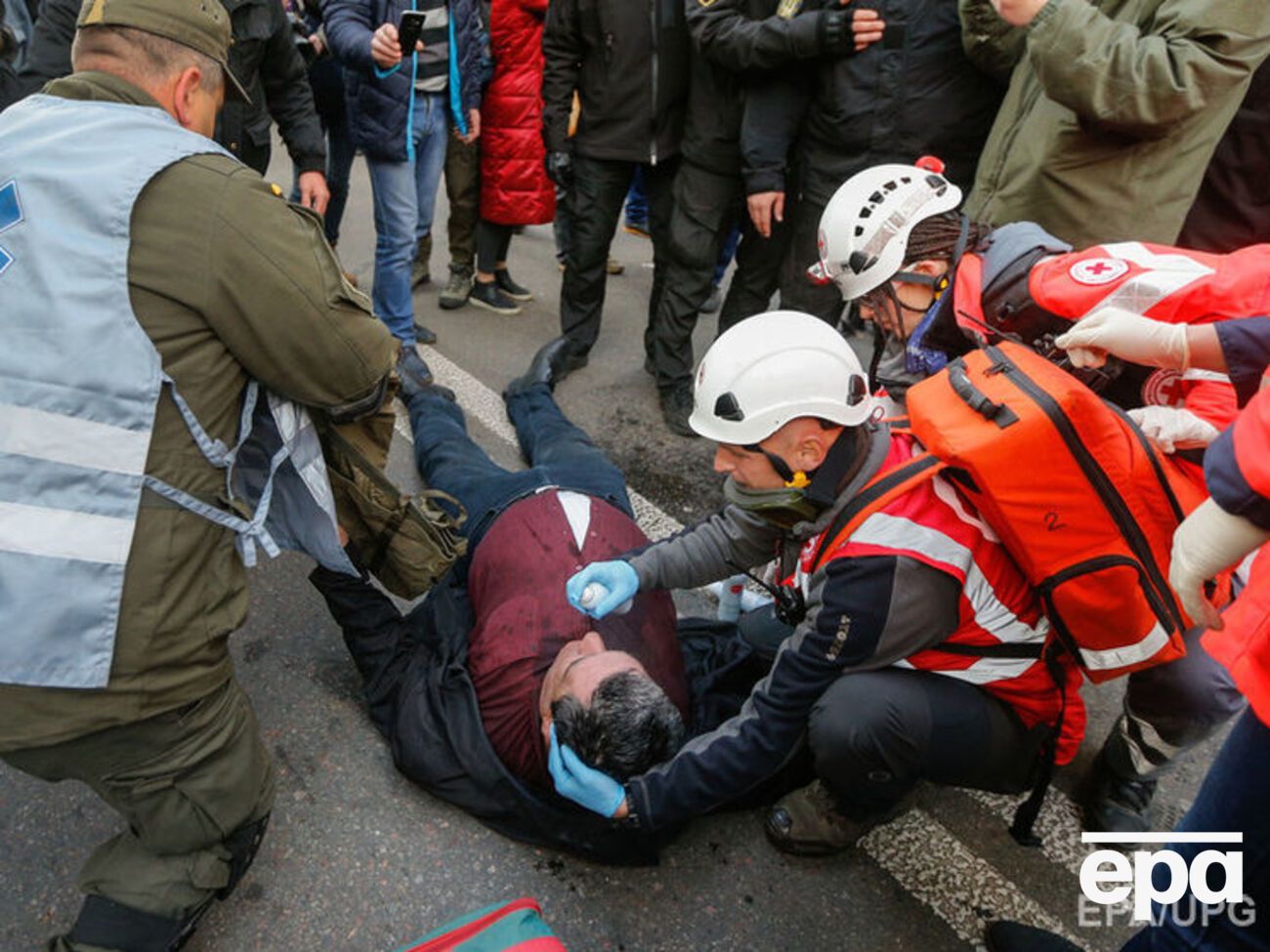 Травмованим демонстрантам надали допомогу на місці подій