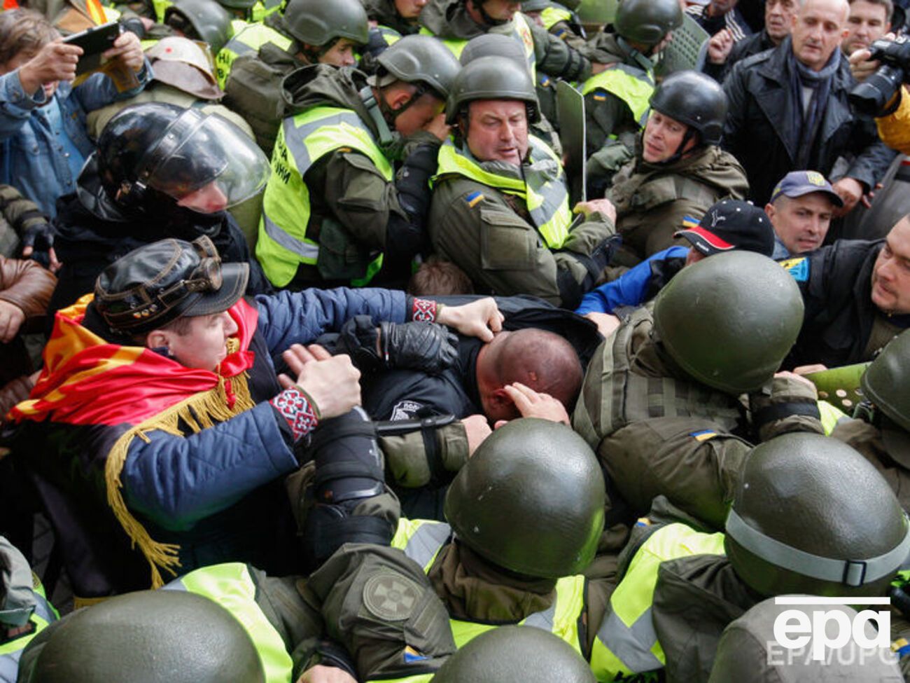 Столкновения в центре Киева и другие события дня