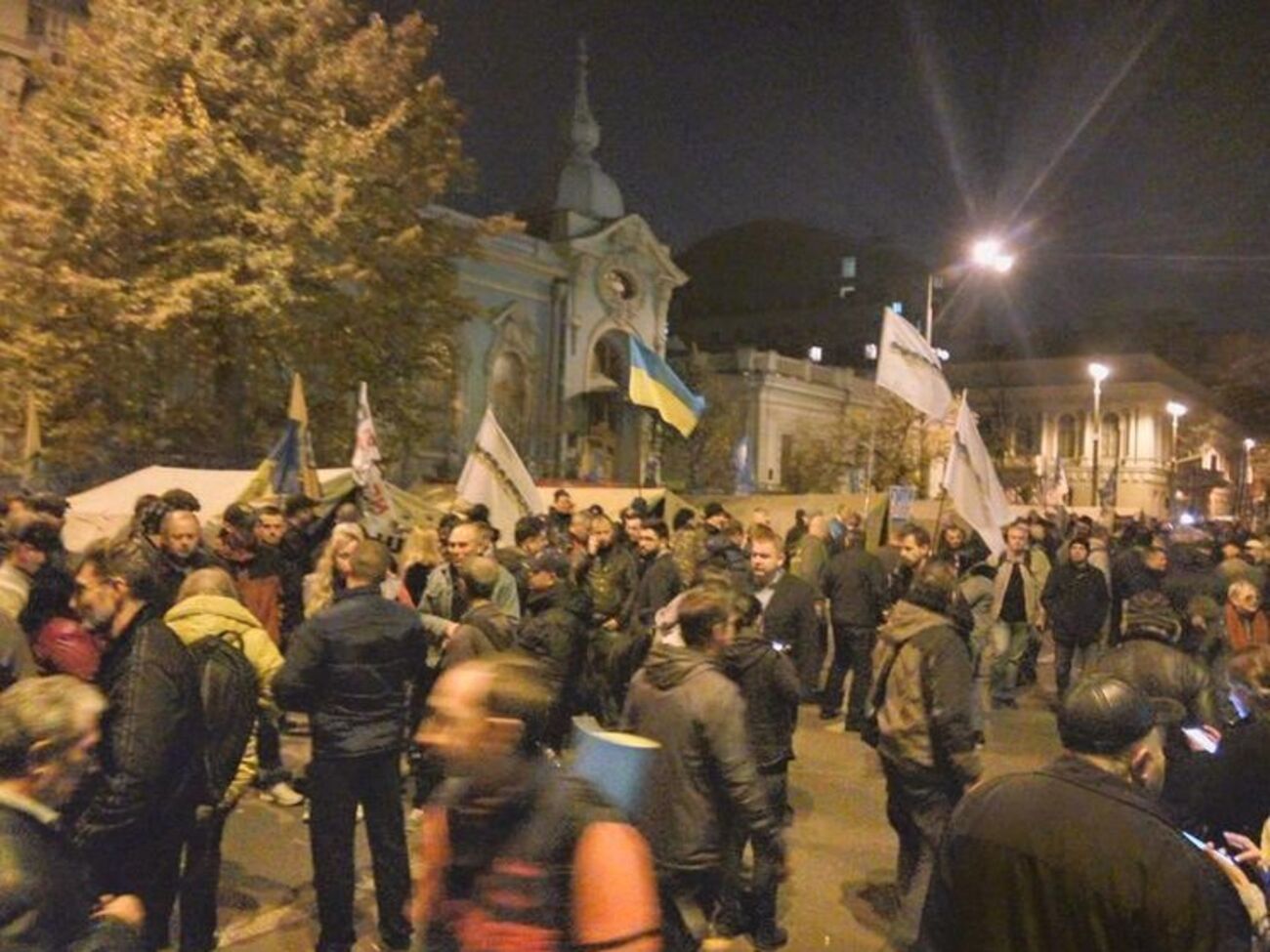 Участники акции протеста установили палатки на улице Грушевского