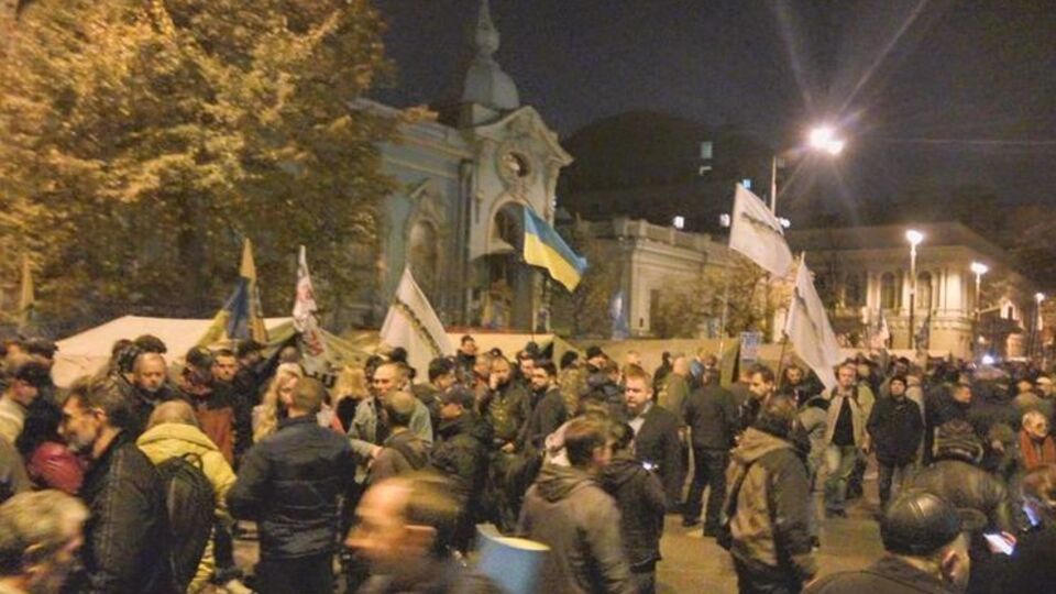 Учасники акції протесту встановили намети на вулиці Грушевського