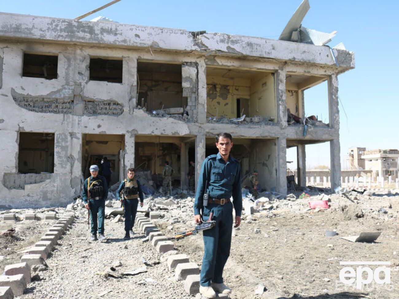 В провинции Газни талибы совершили нападение на полицейских, охранявших правительственное здание