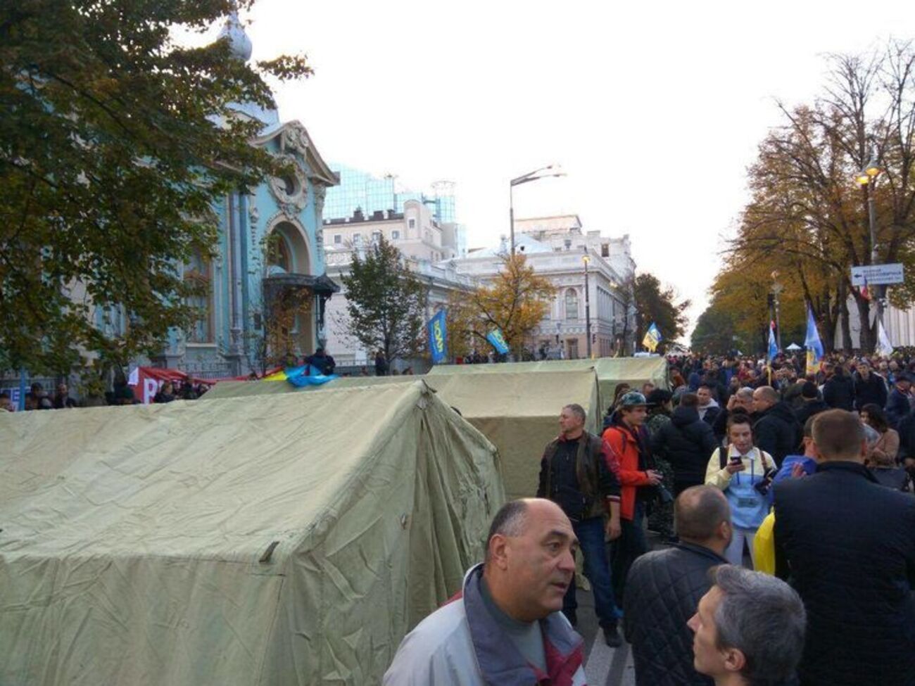 Наметове містечко встановили на проїжджій частині вулиці Грушевського
