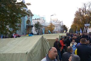 Наметове містечко встановили на проїжджій частині вулиці Грушевського