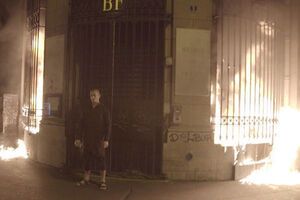 Павленский поджег здание филиала Банка Франции в Париже