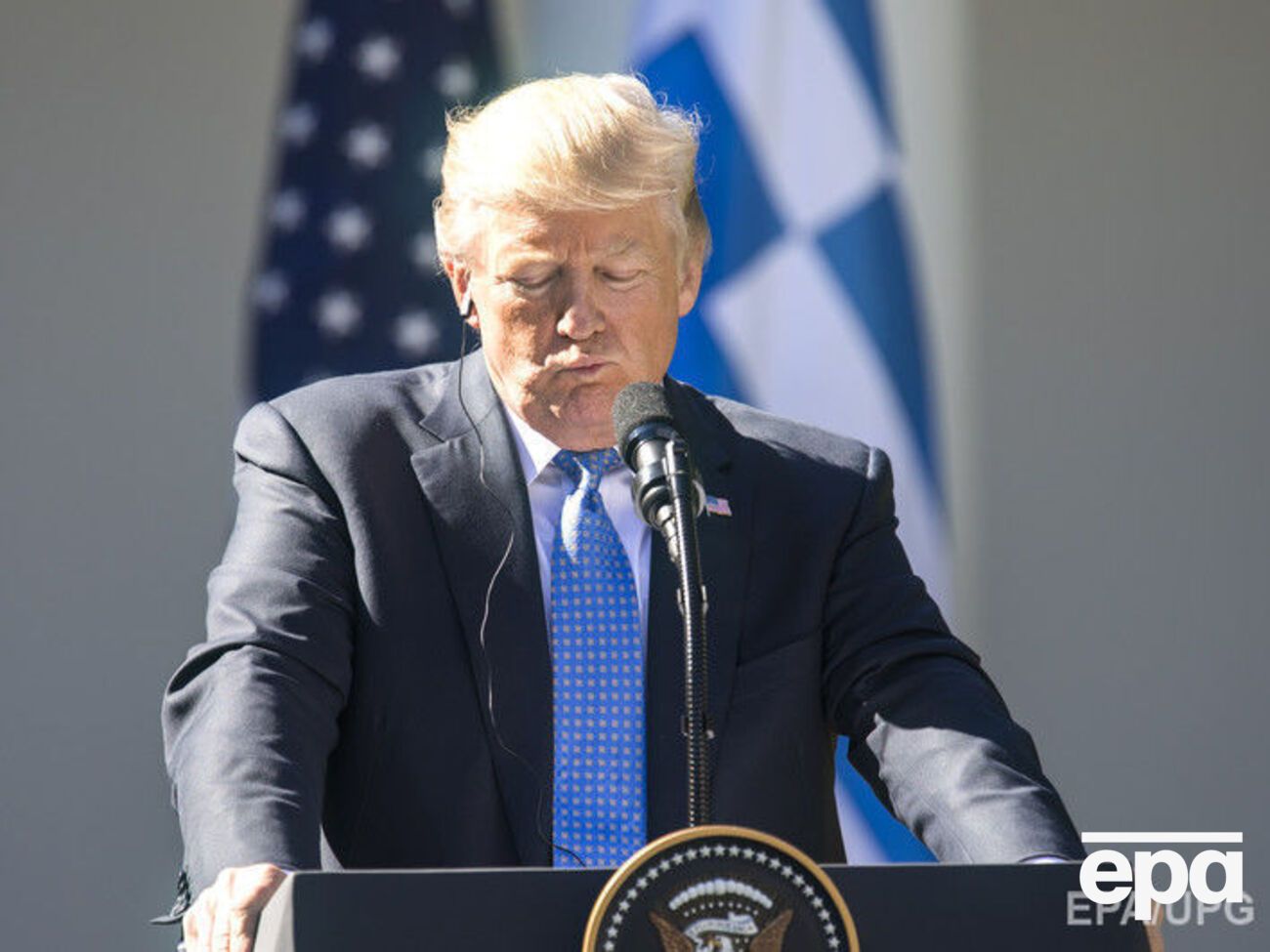 Трамп у січні підписав указ, який запроваджував "екстремально жорсткі заходи перевірки" мігрантів