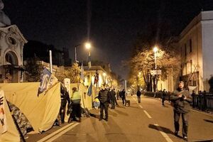 На проїжджій частині вулиці Грушевського активісти встановили наметове містечко