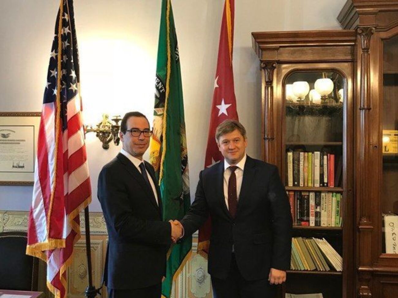 Мнучин и Данилюк затронули взаимодействие с МВФ и реформу Госфискальной службы Украины