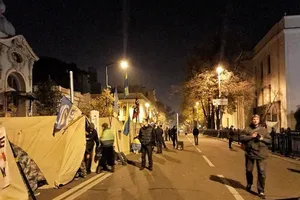 17 жовтня біля будівлі Верховної Ради декілька політичних партій і громадських рухів розпочали всеукраїнську акцію на підтримку масштабної політичної реформи
