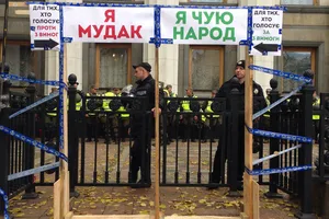 Активисты установили на проезжей части улицы Грушевского палаточный городок
