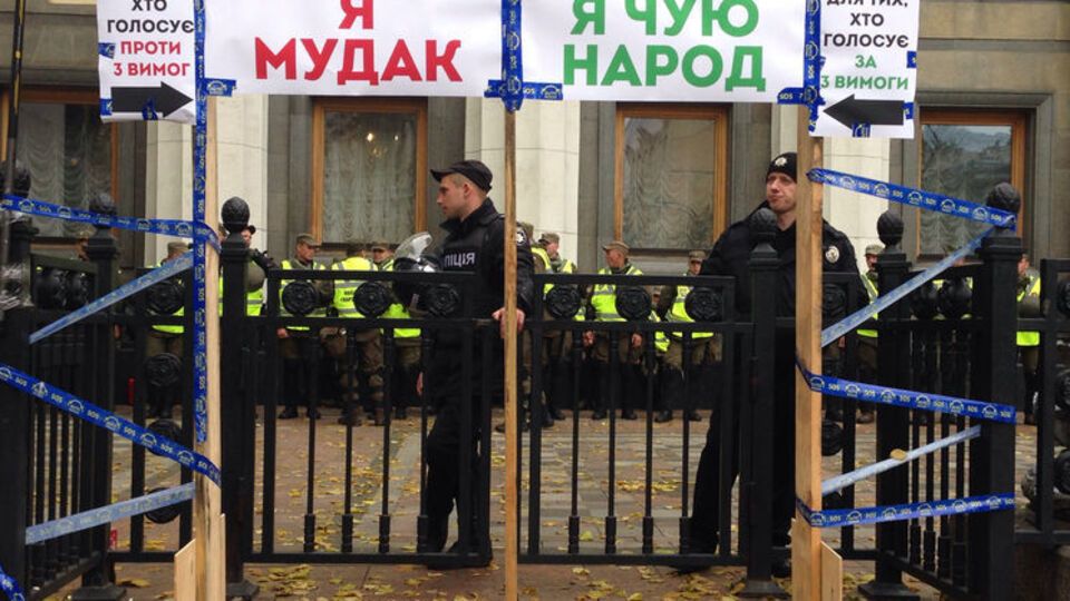 Активісти встановили на проїжджій частині вулиці Грушевського наметове містечко