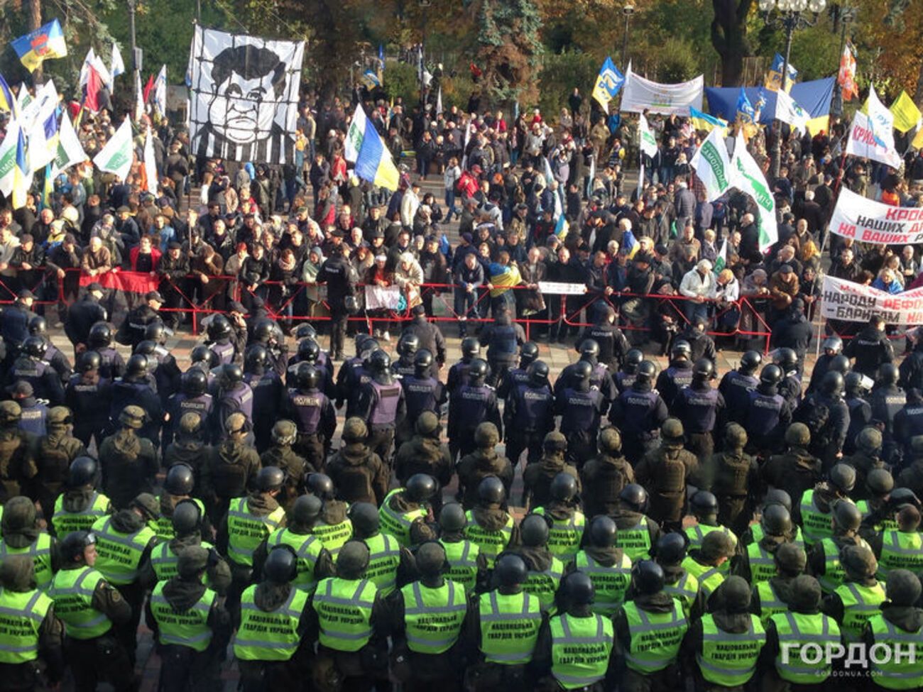 Правоохранители окружили здание парламента 17 октября