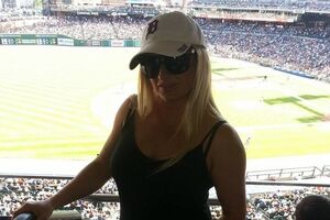 Гуцу у 1993 році виїхала до США, де працює тренером