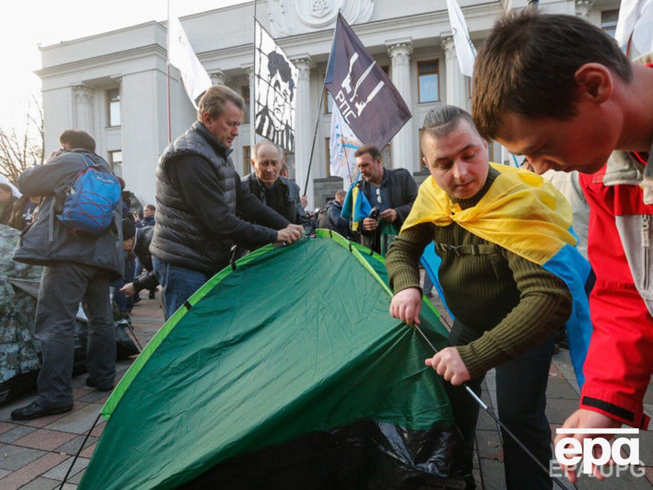 Протесты у стен парламента продолжаются