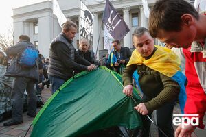 Протесты у стен парламента продолжаются