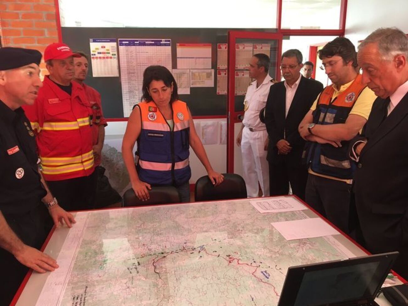 Де Соуза (в центре) сообщила, что разработала концепцию борьбы с пожарами в лесах