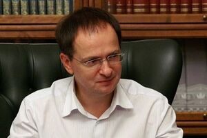 В октябре 2017 года экспертный совет Высшей аттестационной комиссии РФ предложил лишить Мединского докторской степени