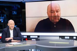 Коржаков (на екрані) розповів, що Наїна Єльцина двічі по два тижні ходила в темних окулярах