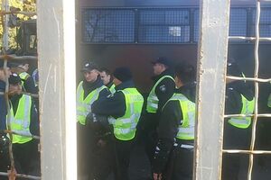 Під Радою почалися затримання