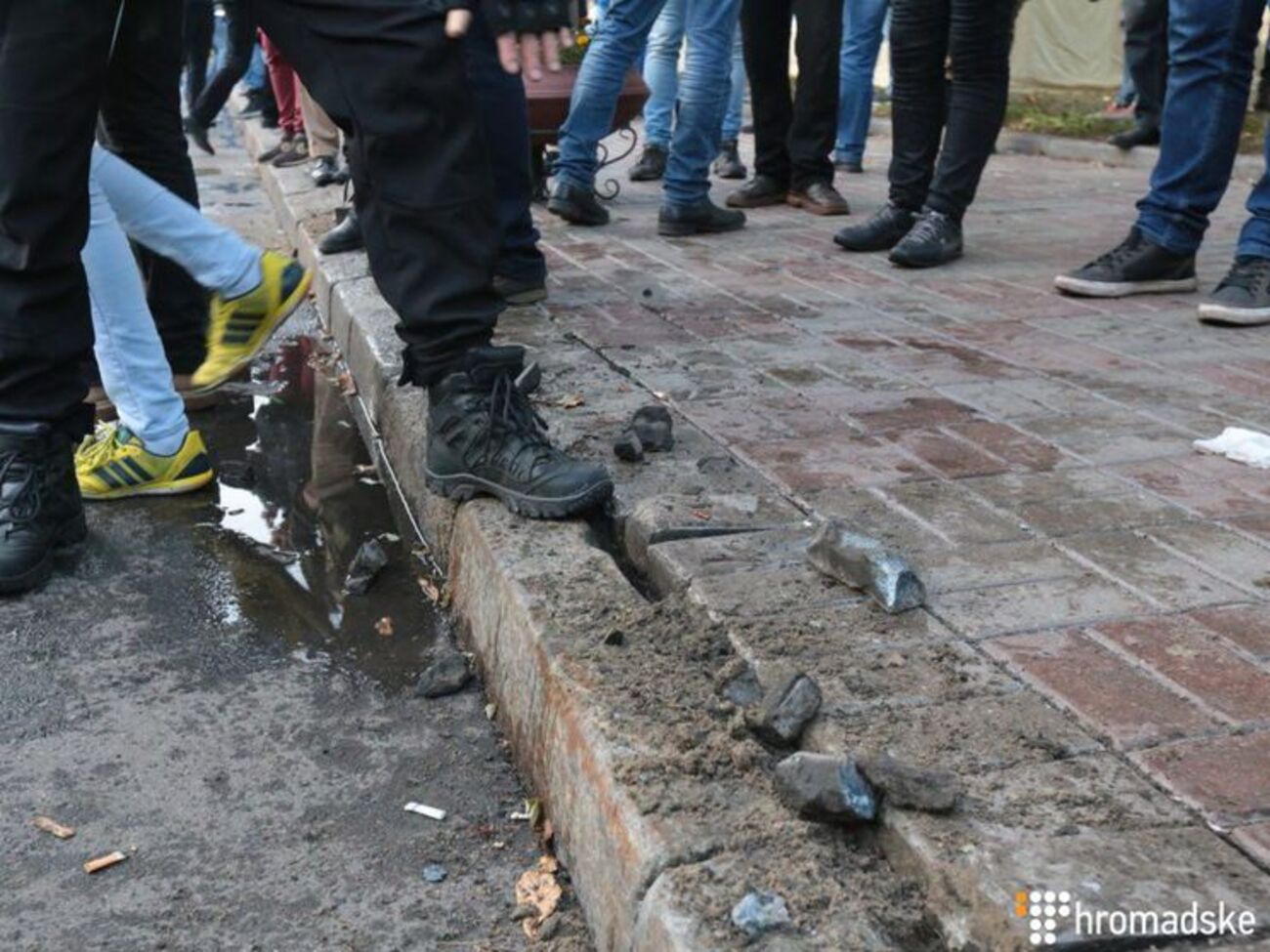 Митингующие начали разбирать мостовую