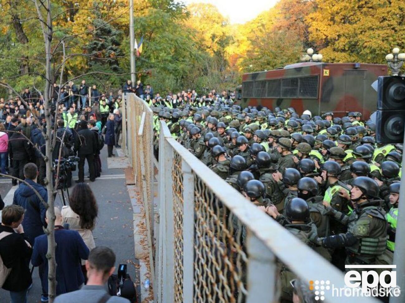 Великі загони силовиків стягнуто до урядового кварталу Києва