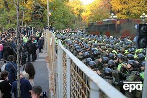 Великі загони силовиків стягнуто до урядового кварталу Києва