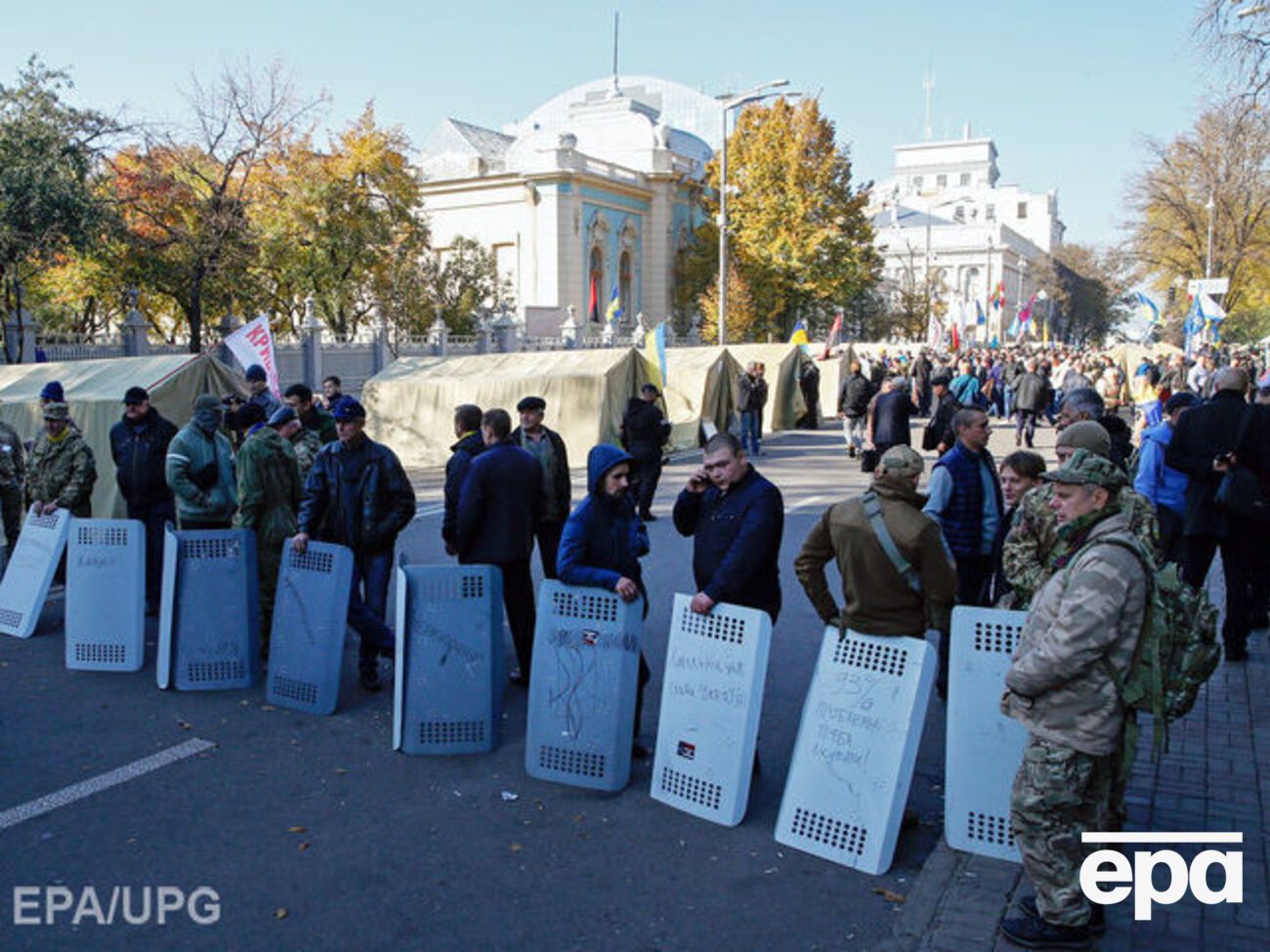 Протестувальники заявили, що не збираються віддавати поліції щити